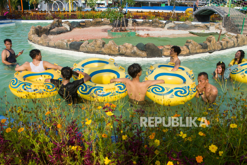 Sejumlah pengunjung bermain wahana air di Waterpark Taman Ombak Karawang, Karawang, Jawa Barat, Ahad (4/10/2020). Kementerian Pariwisata dan Ekonomi Kreatif menyiapkan strategi penanganan COVID-19 dan pemulihan ekonomi nasional (PEN) di sektor pariwisata dan ekonomi kreatif .