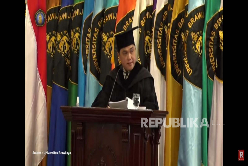Menteri BUMN, Erick Thohir menyampaikan orasi ilmiah dalam penganugerahaan gelar doktor honoris causa di Universitas Brawijaya, Kota Malang, Jumat (3/3/2023).