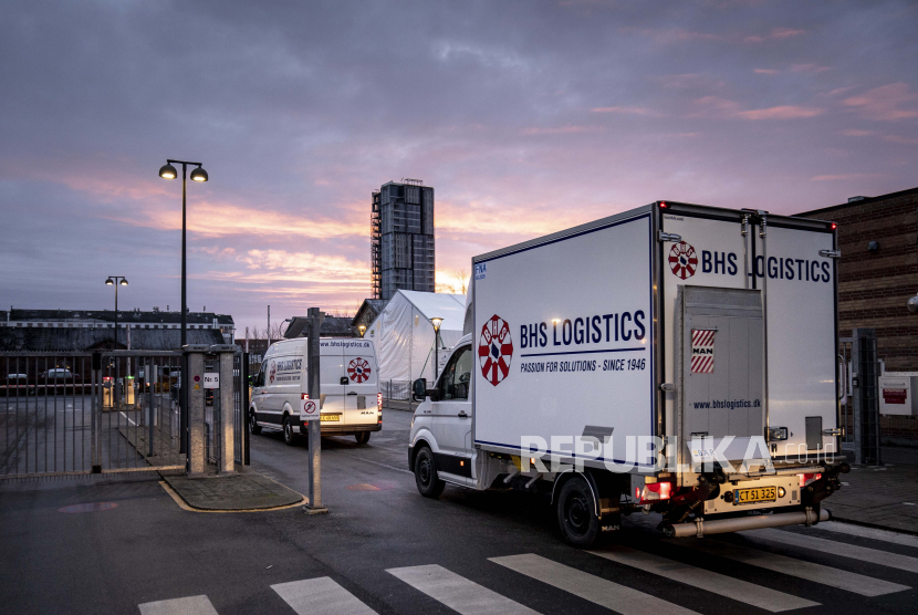 Sebuah kendaraan tiba dengan pengiriman pertama vaksin penyakit Coronavirus (COVID-19) Pfizer-BioNTech ke Statens Serum Institut di Kopenhagen diikuti oleh empat kendaraan putih untuk mendistribusikan vaksin, di Kopenhagen, Denmark, Sabtu, 26 Desember 2020.