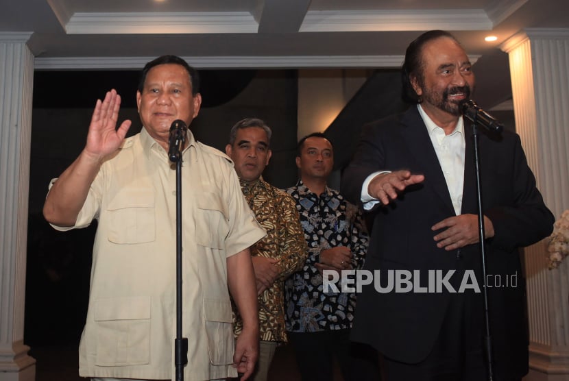 Ketua Umum Partai Gerindra yang juga presiden terpilih Prabowo Subianto (kiri) bersama Ketua Umum Partai NasDem Surya Paloh (kanan) didampingi jajaran petinggi kedua parpol menyampaikan keterangan kepada wartawan usai melakukan pertemuan di kediaman Prabowo di Jalan Kertanegara, Jakarta, Kamis (15/8/2024). Usai pertemuan tersebut Surya Paloh menyatakan pihaknya bersepakat untuk bekerja sama dengan pemerintahan Prabowo Subianto-Gibran Rakabuming demi kemajuan Indonesia. 