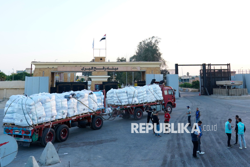Truk membawa bantuan kemanusiaan masuk Gaza.