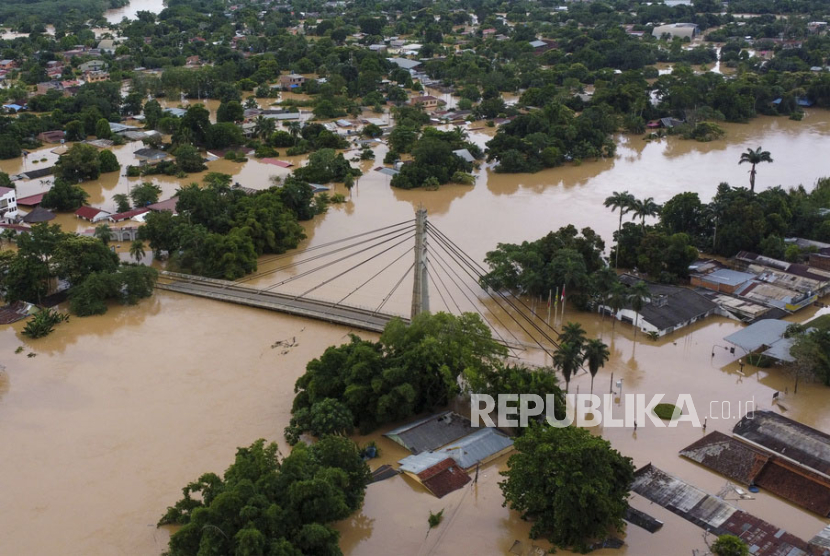 Jembatan penghubung Brasileia, Brasil, terendam banjir, dilihat dari Cobija, Bolivia, Rabu, (28/2/2024).