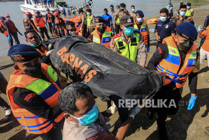 Petugas gabungan dari personel Basarnas, BPBD, TNI AL dan Polairud Polda Aceh menggotong jenazah imigran etnis Rohingya yang terombang-ambing di perairan laut Calang, Aceh Jaya, Aceh, Sabtu (23/03/2024). Sebanyak dua mayat imigran etnis Rohingya yang ditemukan nelayan  di perairan Aceh Jaya tersebut dievakuasi ke Rumah Sakit Umum Daerah (RSUD) Teuku Umar Calang untuk penanganan lebih lanjut.  