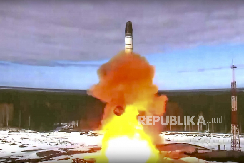  FILE - Dalam foto selebaran ini yang dirilis oleh Layanan Pers Badan Antariksa Roscosmos pada Rabu, 20 April 2022, rudal balistik antarbenua Sarmat diluncurkan dari Plesetsk di barat laut Rusia. 