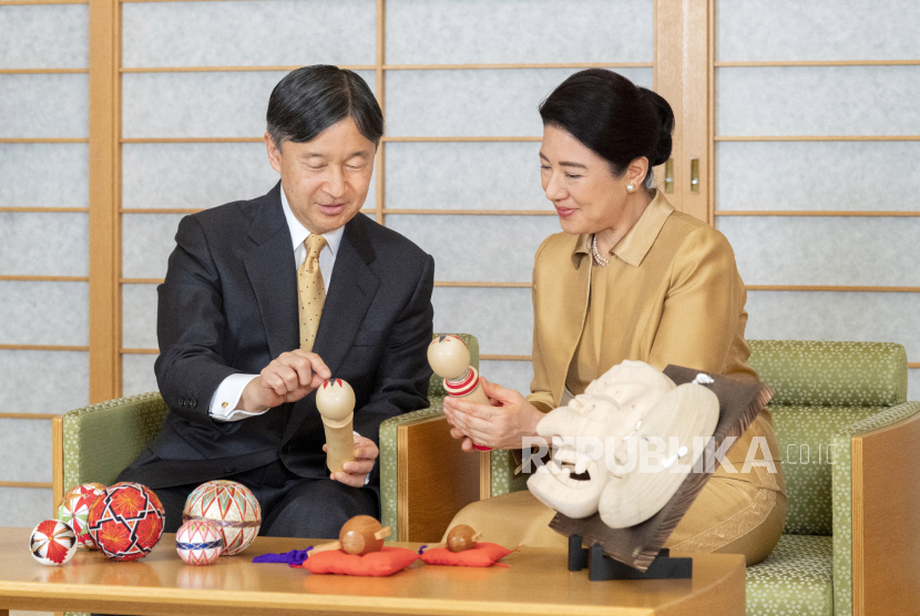  Foto selebaran yang disediakan Badan Rumah Tangga Kekaisaran melalui Jiji Press menunjukkan Kaisar Jepang Naruhito (kiri) dan Permaisuri Masako, berpose di Istana Kekaisaran, Tokyo, 5 Desember 2021.