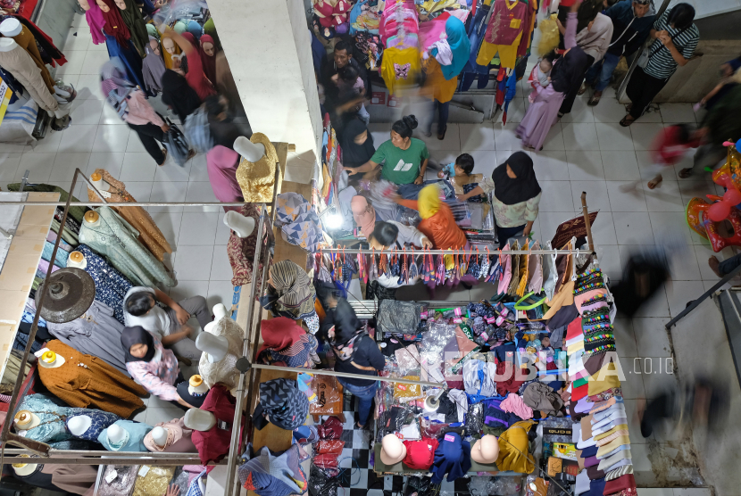 Warga membeli pakaian di kompleks pasar Legi Parakan, Temanggung, Jawa Tengah Selasa (26/4/2022). Pasar tradisional masih menjadi tempat favorit warga pedesaan untuk berbelanja kebutuhan Lebaran karena bisa tawar menawar barang. 