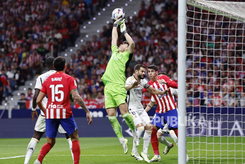 Kiper Real Madrid Kepa Arrizabalaga menangkap bola saat pertandingan sepak bola LaLiga Spanyol antara Atletico Madrid dan Real Madrid, di Madrid, Spanyol, Ahad (24/9/2023).