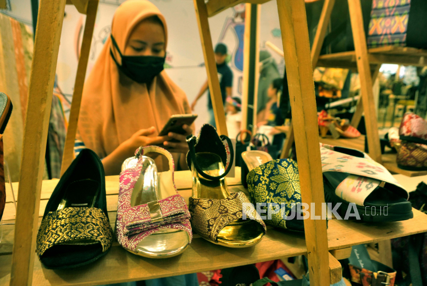 Sejumlah produk sepatu berbahan tenun songket dipajang di salah satu gerai UMKM di Palembang, Sumsel, Senin (20/7/2020) (ilustrasi). Kantor Wilayah Kementerian Hukum dan Hak Asasi Manusia (Kemenkumham) Sumatra Selatan menggelar webinar untuk mengenalkan layanan Administrasi Hukum Umum (AHU) tentang pendaftaran perseroan perorangan.