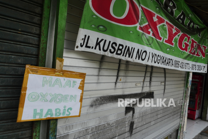 Papan informasi oksigen habis dipasang jasa isi ulang tabung oksigen di Yogyakarta, Jumat (9/7). Hingga kini pasokan oksigen masih belum normal. Prioritas pasokan oksigen dari produsen masih untuk medis atau rumah sakit.