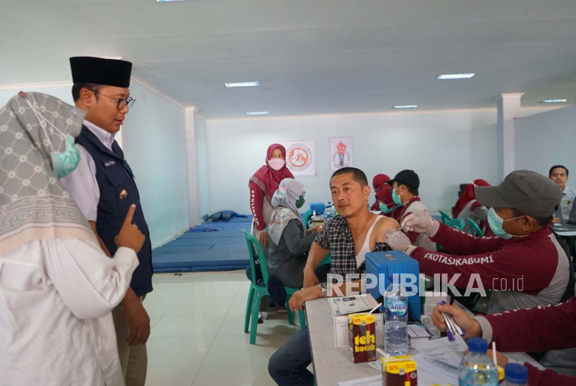 Wali Kota Sukabumi Achmad Fahmi memantau pelaksanaan vaksinasi Covid-19 massal di GOR Merdeka, Kota Sukabumi, Jawa Barat, Rabu (1/3/2023).