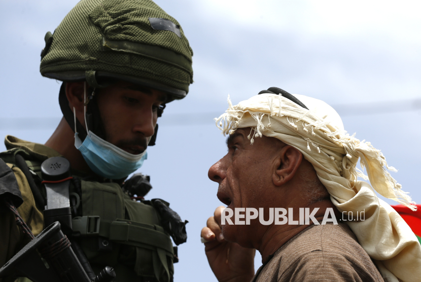 Seorang tentara Israel berdebat dengan warga Palestina saat protes memperingati 72 tahun Nakba di Desa al-Sawiya dekat Kota Nablus, Tepi Barat, 15 Mei 2020.