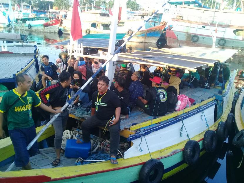 Ratusan Bonek Datangi Pulau Gili Ketapang: Bersalawat hingga Bersihkan Pantai