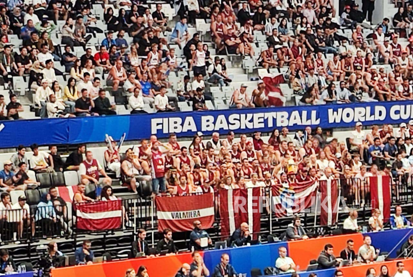 Suporter Latvia yang selalu setia memberikan dukungan saat negara pecahan Uni Soviet ini tampil di FIBA World Cup 2023 di Indonesia Arena, Jakarta. 