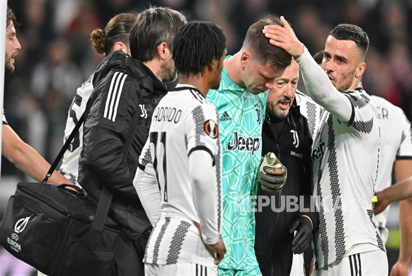 Kiper Juventus Wojciech Szczesny meninggalkan lapangan karena kesulitan bernapas dalam pertandingan Liga Europa melawan Sevilla.