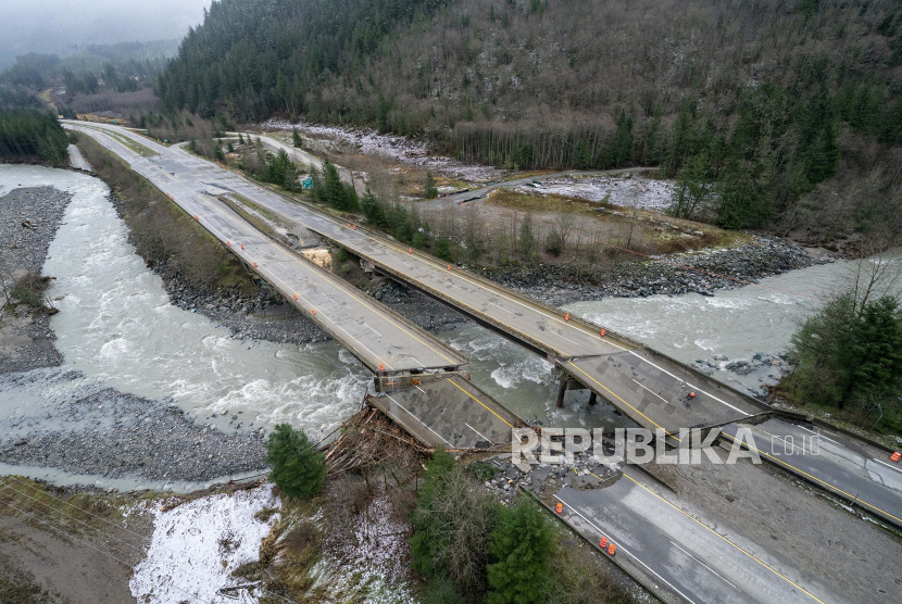 Kerusakan yang disebabkan oleh hujan lebat dan tanah longsor di sepanjang Coquihalla Highway dekat Hope, British Columbia, akhir 2021 lalu.