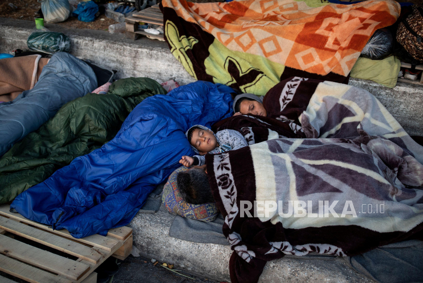 Pengungsi kamp Moria tidur di pinggir jalan di pulau Lesbos, Yunani, 13 September 2020. 