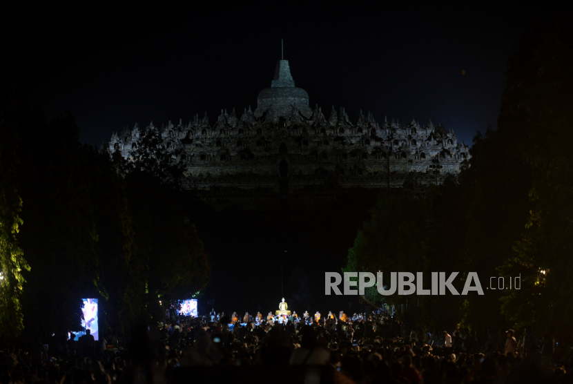 Festival Lampion Waisak 2567 BE di Candi Borobudur, Magelang, Jawa Tengah, Ahad (4/6/2023). Festival lampion ini merupakan acara penutupan perayaan Hari Waisak 2567 BE dan terbuka untuk umum dengan membeli tiket. Sebanyak 2567 lampion akan diterbangkan secara bersama-sama usai berdoa bersama banthe. Penerbangan lampion dilakukan dua sesi oleh 4 ribuan pembeli tiket.