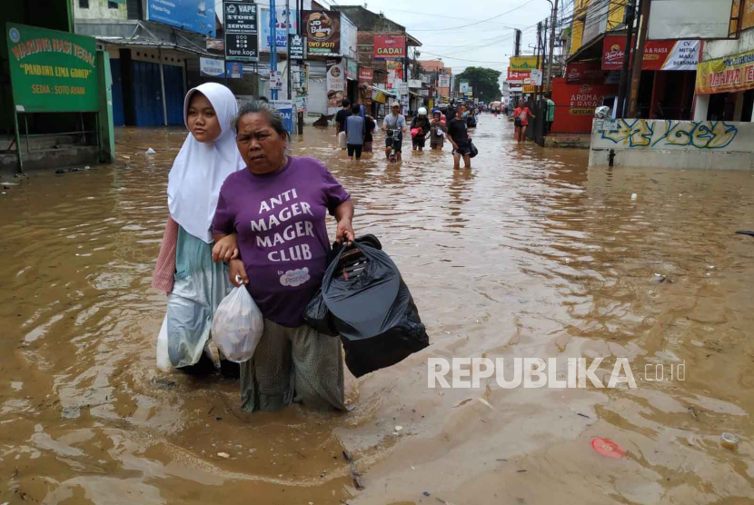 Banjir cukup tinggi kembali menerjang sejumlah wilayah di Bandung (ilustrasi).