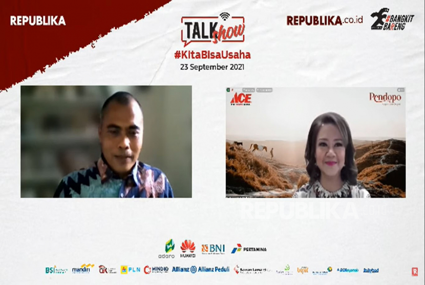 Managing Director PT. ACE Hardware Indonesia Tbk Tarisa Widya Krisnadi (kanan) menjadi narasumber dalam talkshow online di Jakarta, Kamis (23/9). Talkshow yang diselenggarakan oleh Republika ini mengangkat tema KitaBisaUsaha.Prayogi/Republika. 
