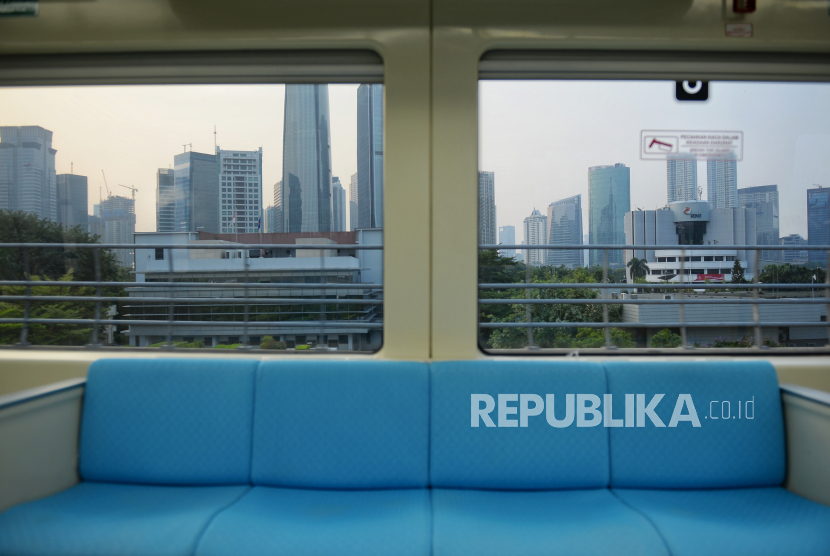 Moda transportasi Light Rail Transit (LRT) Jakarta Bogor Depok Bekasi (Jabodebek), Selasa (29/8/2023) sore. Presiden RI Joko Widodo telah meresmikan LRT Jabodebek di Stasiun Cawang, LRT ini menghubungkan wilayah Cibubur hingga Bekasi ke Jakarta Pusat yang terdiri dari 18 stasiun. Tarif LRT Jabodebek diberlakukan promo berupa diskon sebesar 78% yang diwujudkan dalam tarif flat sebesar Rp 5.000 untuk seluruh lintas pelayanan, sejak diresmikan sampai dengan akhir bulan September 2023.