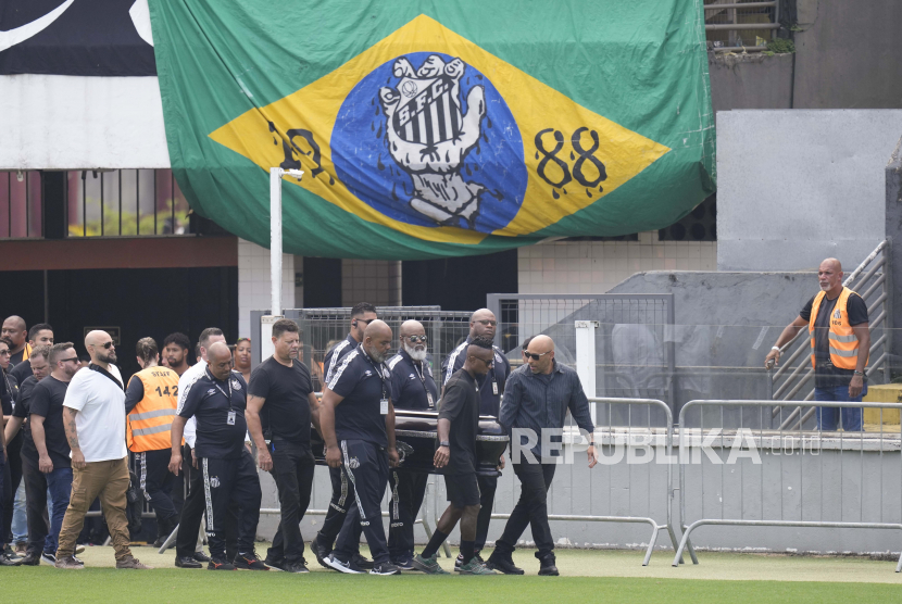  Peti mati dengan jenazah legenda sepak bola Brasil Pele dibawa ke stadion Vila Belmiro di Santos, Brasil, Senin, 2 Januari 2023.