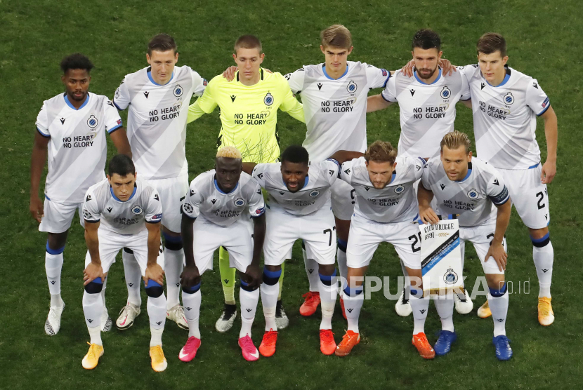 Skuad Club Brugge berpose untuk foto tim sebelum pertandingan sepak bola grup F Liga Champions UEFA antara FC Zenit St. Petersburg dan Club Brugge di St. Petersburg, Rusia, 20 Oktober 2020.