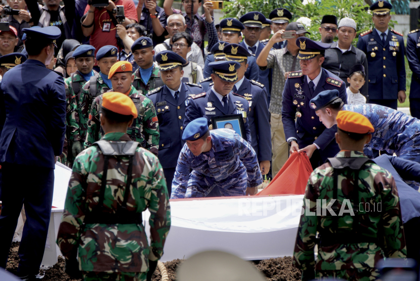 Sejumlah personel TNI AU menurunkan peti jenazah saat prosesi pemakaman jenazah tiga kru pesawat Super Tucano di Taman Makam Pahlawan (TMP) Untung Suropati, Kota Malang, Jawa Timur, Jumat (17/11/2023). Kecelakaan dua pesawat tempur taktis EMB-314 Super Tucano TNI AU di wilayah Kabupaten Pasuruan, Jawa Timur saat melakukan latihan formasi pada Kamis (16/11) menyebabkan tiga korban meninggal yaitu Letnan Kolonel penerbangan Sandhra Gunawan, Kolonel Adm Widiono Hadiwijaya dan Kolonel Penerbang Subhan.  
