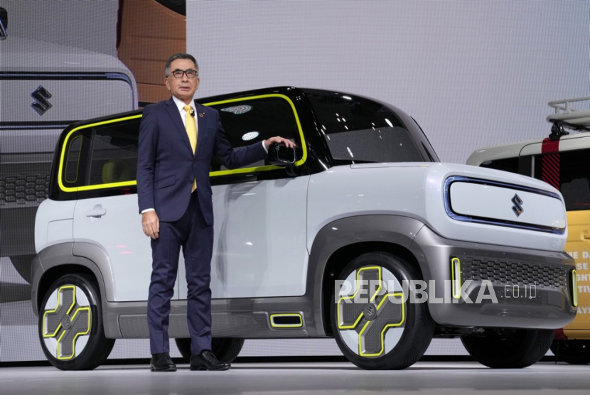 Toshihiro Suzuki, Presiden produsen mobil Jepang Suzuki Motor Corp, memperkenalkan kendaraan listrik konsep wagon kompak eWX saat presentasi di Japan Mobility Show 2023 di Tokyo, 25 Oktober 2023.