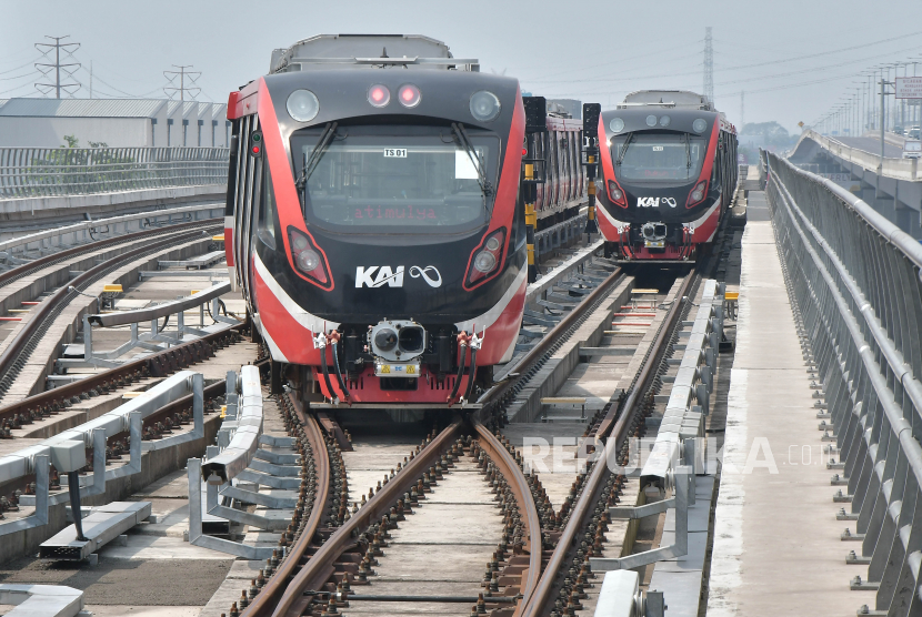 Dua kereta LRT (Light  Rail Transit) melintas di Stasiun Jati Mulya, Bekasi, Jawa Barat, Senin (17/7/2023). Kementerian Perhubungan (Kemenhub) memutuskan menghentikan uji coba operasional terbatas LRT Jabodebek (Jakarta Bogor Depok Bekasi) mulai hari ini hingga 20 Juli 2023 karena perlu ada penyempurnaan pada sistem software LRT.  