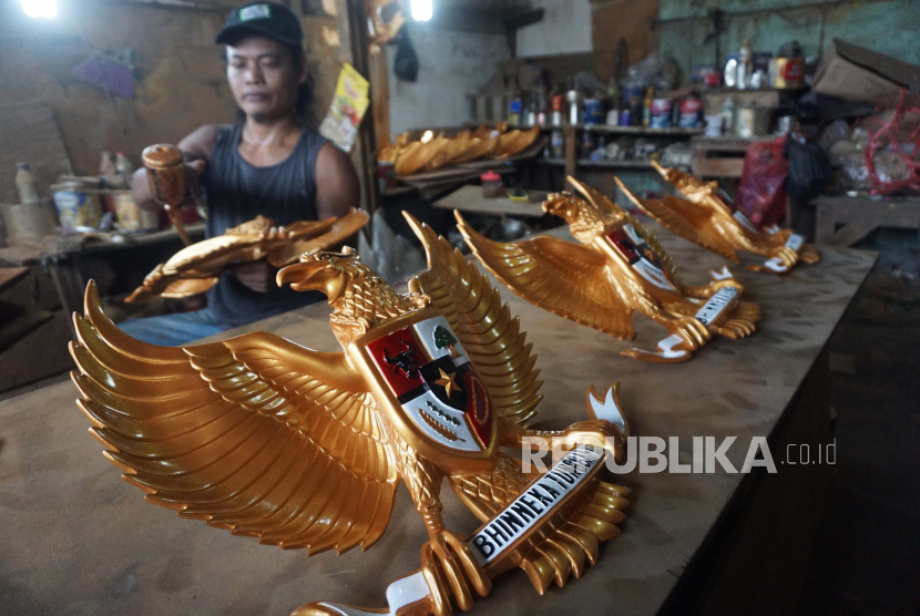 Pekerja menyelesaikan pembuatan patung lambang negara Garuda Pancasila yang terbuat dari bahan fiberglass di kawasan Halim, Jakarta Timur, Kamis (11/8/2022). Walaupun harga hiasan patung Garuda Pancasila tersebut mengalami kenaikan akibat dari naiknya harga fiberglass, namun menjelang HUT ke-77 Republik Indonesia permintaan tetap mengalami kenaikan hingga 80 persen. Hiasan patung Garuda Pancasila saat ini dijual dari harga Rp300.000 - Rp3.000.000 tergantung ukuran.  