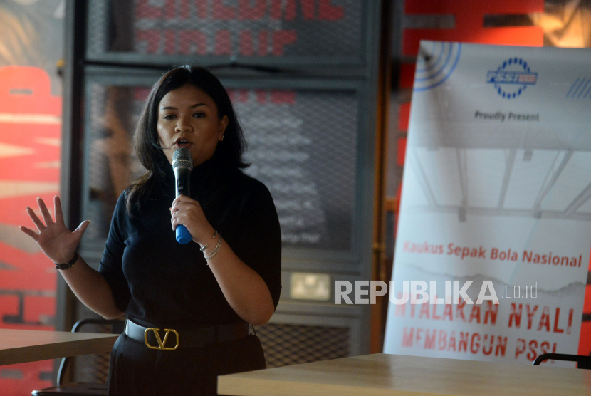 Dirut Madura United Annisa Zhafarina Qosasih menyampaikan pandangan dalam acara bertajuk Kaukus Sepak Bola Nasional Nayalakan Nyali Membangun PSSI di Jakarta, Senin (13/2/2023). Acara yang diadakan oleh PSSI pers tersebut salah satunya bertujuan untuk mengetahui visi misi calon ketua umum PSSI periode 2023-2027.