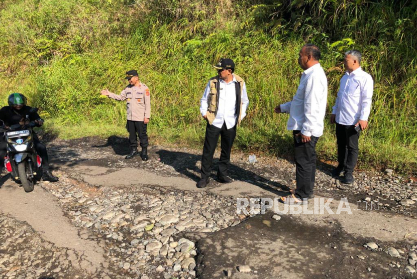 Wakil Bupati Garut Helmi Budiman meninjau kondisi jalan yang rusak di wilayah Kecamatan Cihurip, Kabupaten Garut, Jawa Barat, Rabu (26/4/2023).