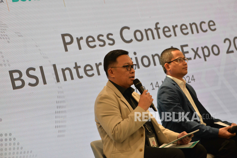 SVP Marketing Communication BSI Kemas Erwan Husainy (kiri) memberikan keterangan saat konferensi pers BSI International Expo 2024 di Jakarta, Selasa (14/5/2024). 