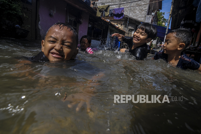 Anak-anak saat bermain air saat terjadi banjir di kawasan Mampang Prapatan, Jakarta, Senin (5/10). Hujan deras di wilayah Jabodetabek pada Ahad (4/10) malam, membuat sebanyak 92 RT terendam banjir dengan rata-rata ketinggian mencapai 10-150 sentimeter. Republika/Putra M. Akbar