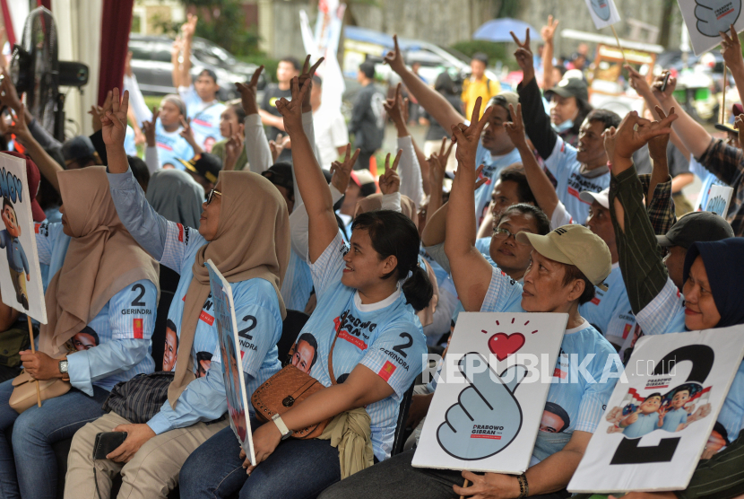 Sejumlah orang yang tergabung dalam Pemuda Pendukung Prabowo-Gibran (PERPERAN) menghadiri deklarasi dukungan untuk Prabowo-Gibran di depan kediaman calon presiden nomor urut 2 Prabowo Subianto, Kertanegara, Jakarta, Selasa (16/1/2024). Deklarasi dukungan untuk pasangan no urut 2 Prabowo-Gibran masih terus berlangsung sebagai bentuk upaya membatu dalam memenangkan Pilpres 2024. Hari ini di Kertanegara pasangan Prabowo-Gibran mendapatkan deklarasi dukungan yaitu dari Barisan Persatuan Indonesia (BPI) dan Pemuda Pendukung Prabowo-Gibran (PERPERAN).