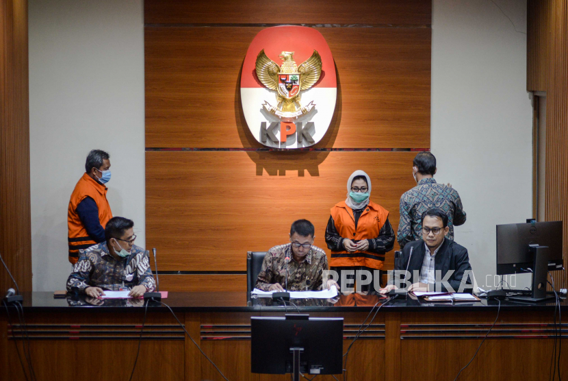 Wakil Ketua KPK Nawawi Pomolango (tengah), Deputi Penindakan KPK Karyoto (kiri), Juru Bicara KPK Ali Fikri (kanan) saat konferensi pers terkait kegiatan tangkap tangan kasus korupsi terhadap Bupati Kutai TImur di Gedung KPK, Jumat (3/7).
