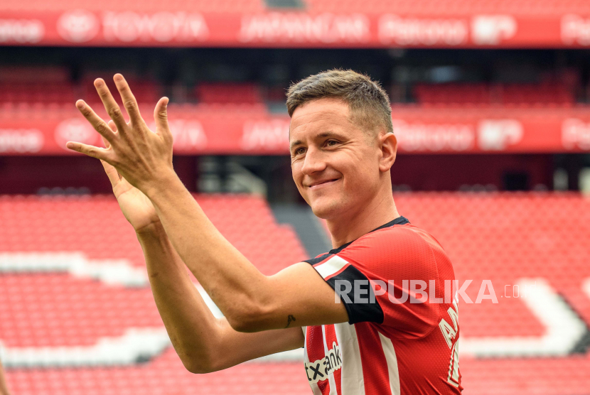 Gelandang Spanyol Ander Herrera berpose selama presentasinya sebagai pemain baru Athletic Bilbao di stadion San Mames, Bilbao, Basque Country, Spanyol pada 28 Agustus 2022, Herrera telah ditransfer untuk satu musim dari Paris Saint-Germain.