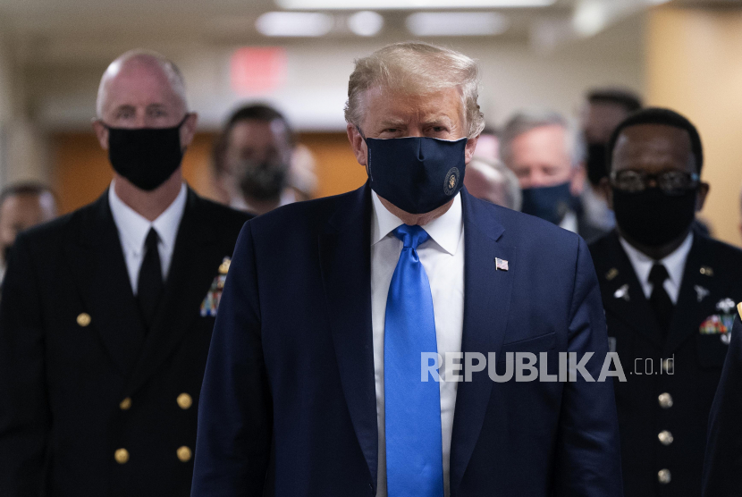 Presiden AS Donald Trump mengenakan masker saat mengunjungi Pusat Kesehatan Militer Nasional Walter Reed di Bethesda, Maryland, AS, Sabtu (11/6).