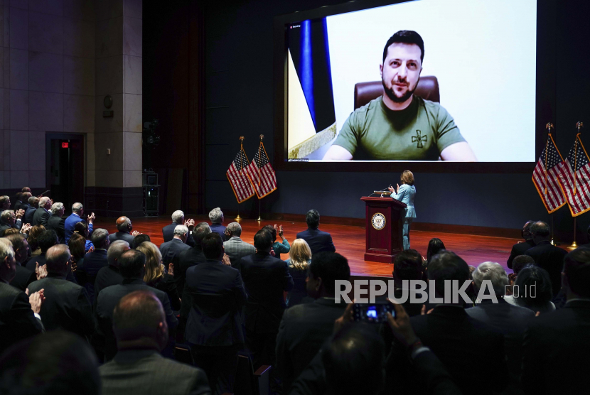  Presiden Ukraina Volodymyr Zelenskyy menyampaikan pidato virtual kepada Kongres melalui video di Capitol di Washington, Rabu, 16 Maret 2022.