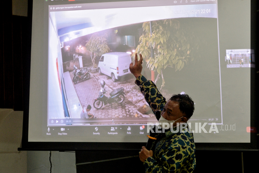 Komisioner Komnas HAM Choirul Anam menunjukan bukti  rekaman CCTV kronologi penangkapan terduga teroris dokter Sunardi saat konferensi pers di Komnas HAM, Jakarta, Selasa (15/3/2022). Komnas HAM menyampaikan hasil pemeriksaan terhadap Densus 88 terkait peristiwa penembakan terduga teroris dokter Sunardi di kawasan Sukoharjo, Jawa Tengah, pada Rabu (9/3/2022) lalu. Republika/Thoudy Badai