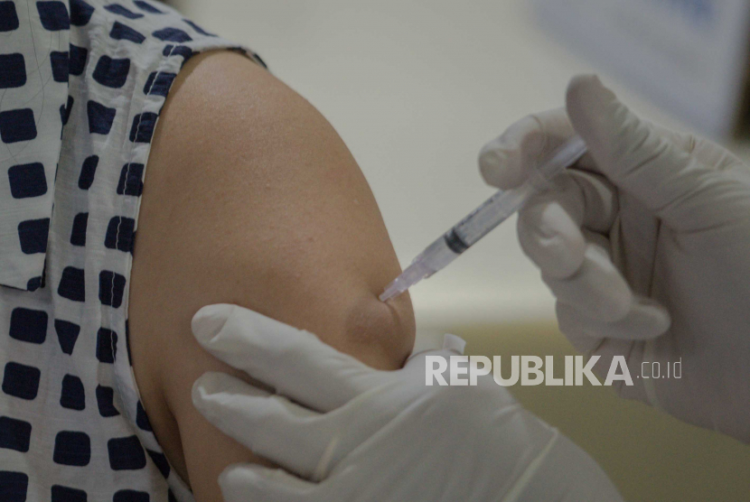 Vaksinator menyuntikan vaksin Covid-19. Mantan Menteri Kesehatan Terawan Agus Putranto bersama tim FK Undip, RSUP dr Kariadi Semarang, dan Balitbangkes Kemenkes sedang mengembangkan Vaksin Nusantara.