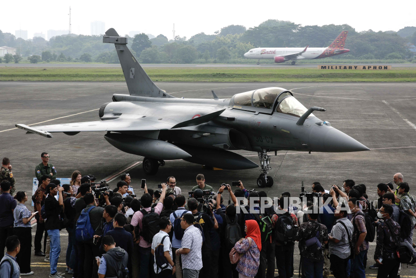 Jet tempur Rafael terparkir di landasan Bandara Halim Perdana Kususma, Jakarta, Rabu (26/7/2023).