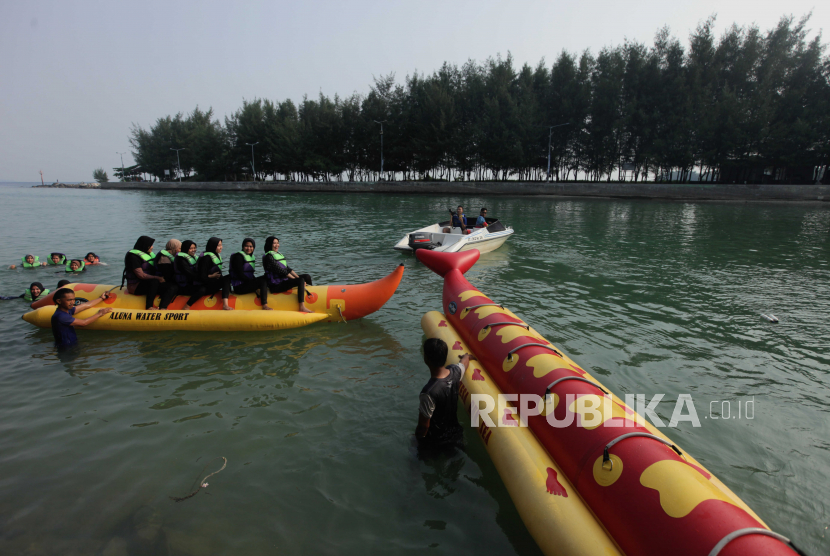 Tourists playing banana boat on Pari Island, Kepulauan Seribu Regency, Jakarta. Regent says Thousand Islands needs innovation in tourism sector development.