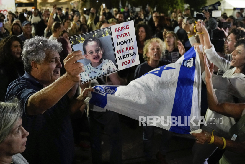 Warga Israel menyambut suka cita pembebasan warga Israel yang menjadi sandera Hamas di Tel Aviv, Israel, Jumat (24/11/2023). 