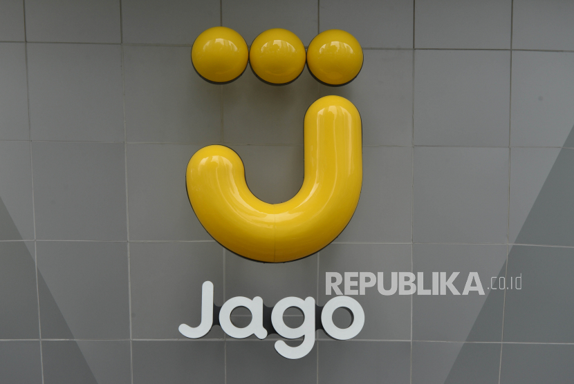 Logo Bank Jago terlihat di Jakarta, Selasa (7/2/2023). 