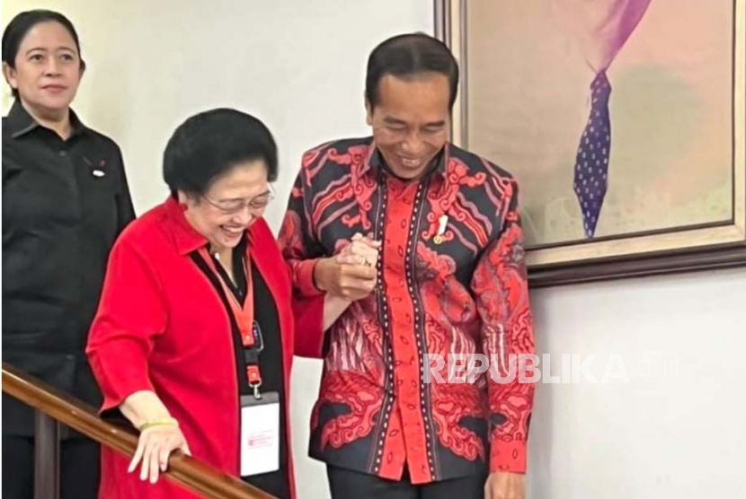 Momen keakraban Ketua Umum PDIP Megawati Soekarnoputri dengan Presiden Jokowi. Ketum PDIP Megawati bantah keretakan dengan Jokowi karena kerap tidak satu tujuan.