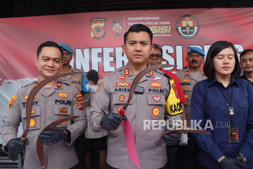 Kapolres Cirebon Kota, AKBP Ariek Indra Sentanu, menunjukkan barang bukti senjata tajam jenis celurit, dalam konferensi pers di Mapolres Ciko, Rabu (8/2/2023).