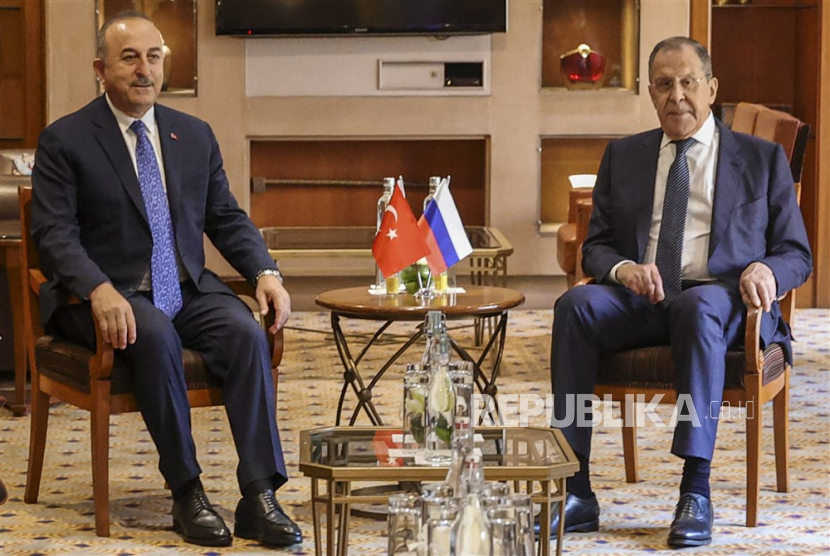  Foto selebaran yang disediakan oleh layanan pers Kementerian Luar Negeri Rusia, menunjukkan pertemuan Menteri Luar Negeri Rusia Sergey Lavrov (kanan) dengan Menteri Luar Negeri Turki Mevlut Cavusoglu di sela-sela pertemuan Menteri Luar Negeri G20 di New Delhi, India, Rabu (1/3/ 2023). Lavrov tiba di ibu kota India untuk mengikuti pertemuan Menteri Luar Negeri G20 pada 01-02 Maret.