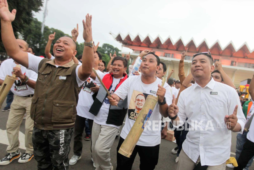 Sejumlah pendukung capres dan cawapres Anies Baswedan - Muhaimin Iskandar meneriakan yel-yel jelang debat capres di Istora Senayan, Jakarta, Ahad (7/1/2024).