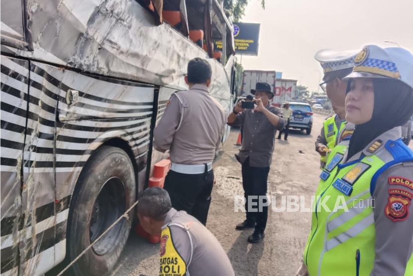 Polisi melakukan olah tempat kejadian perkara (TKP) di lokasi kecelakaan Bus PO Handoyo di KM 72 Tol Cipali, Jawa Barat, Sabtu (16/12/2023). 